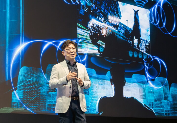 삼성전자 용석우 사장이 'Unbox & Discover 2024' 행사에서 AI TV 시대를 선언하며 2024년 TV 전략을 소개했다.